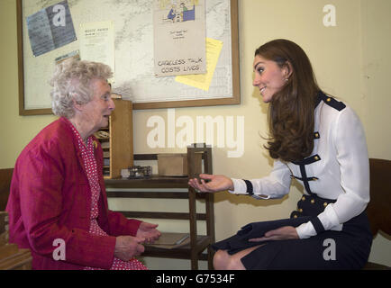 Die Herzogin von Cambridge spricht mit Bletchley-Veteranen Lady Marion Body, die ihre Großmutter kannte, während eines Besuchs im Bletchley Park in Buckinghamshire, um den Abschluss eines einjährigen Restaurierungsprojekts zu markieren, das die Gebäude in ihr Aussehen im Zweiten Weltkrieg zurückgebracht und neue Besuchereinrichtungen geschaffen hat. Stockfoto