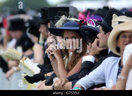 Ein Rennfahrer genießt die Atmosphäre am zweiten Tag des Royal Ascot Meeting 2014 auf der Ascot Racecourse, Berkshire. Stockfoto