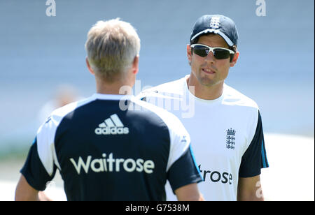 Cricket - Investec Second Test - England / Sri Lanka - England Training Session und Pressekonferenz - Headingley. Der englische Alastair Cook spricht mit Trainer Peter Moores während einer Nets-Sitzung in Headingley, Leeds. Stockfoto