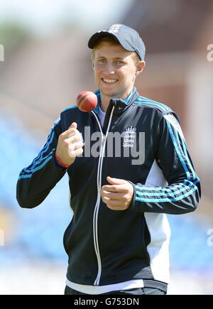 Cricket - Investec Second Test - England / Sri Lanka - England Training Session und Pressekonferenz - Headingley. Joe Root, Englands, während einer Nets-Sitzung in Headingley, Leeds. Stockfoto