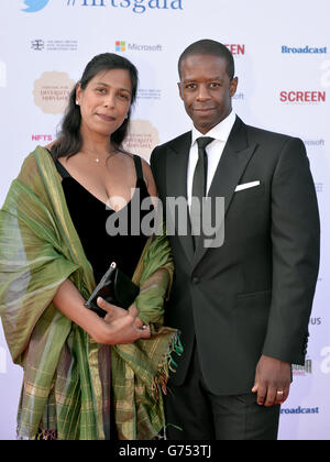 Lolita Chakrabarti und Adrian Lester (rechts) besuchen die jährliche Spendenaktion der National Film and Television School im Old Billingsgate, London. DRÜCKEN Sie VERBANDSFOTO. Bilddatum: Mittwoch, 18. Juni 2014. Bildnachweis sollte lauten: Anthony Devlin/PA Wire Stockfoto