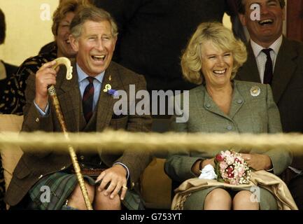 Der Prinz von Wales mit Partner Camilla Parker Bowles besuchen die Mey Games in Caithness. Die Spiele umfassen die üblichen traditionellen Veranstaltungen, wie Piping, Highland Dancing und schwere und leichte Feld Veranstaltungen wie Werfen des Baumstamms. Stockfoto