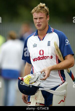Der Engländer Andrew Flintoff während einer Nets-Sitzung im Old Trafford in Manchester, vor dem dritten npower-Test gegen die Westindischen Inseln am Donnerstag. Stockfoto