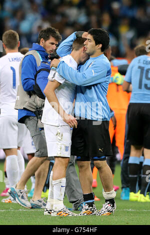 Uruguays Luis Suarez (Mitte) tröstet Englands Steven Gerrard (Mitte links) nach dem finalen Pfeifen während des Gruppe-D-Spiels das Estadio do Sao Paulo, Sao Paulo, Brasilien. DRÜCKEN Sie VERBANDSFOTO. Bilddatum: Donnerstag, 19. Juni 2014. Siehe PA Story SOCCER England. Bildnachweis sollte lauten: Nick Potts/PA Wire. . EINSCHRÄNKUNGEN: Keine kommerzielle Nutzung. Keine Verwendung mit inoffiziellen Logos von Drittanbietern. Keine Bildbearbeitung. Keine Videoemulation Stockfoto