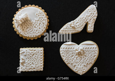 Hausgemachte weiße Butter Cookies in verschiedenen Formen auf schwarzem Hintergrund Stockfoto