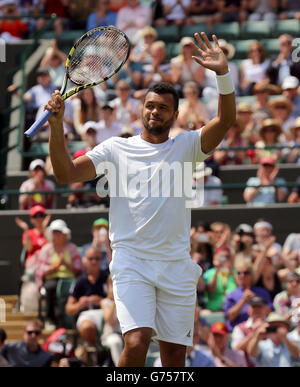 Der französische Jo-Wilfried Tsonga feiert den Sieg des österreichischen Jurgen Melzer am zweiten Tag der Wimbledon Championships im All England Lawn Tennis und Croquet Club in Wimbledon. Stockfoto