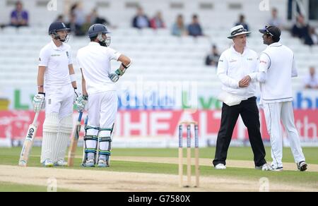 Der Schiedsrichter Billy Bowden spricht mit Angelo Matthews aus Sri Lanka, während der englische Joe Root (links) und Moeen Ali am fünften Tag des zweiten Investec-Testmatches in Headingley, Leeds, auf den Blick blicken. Stockfoto