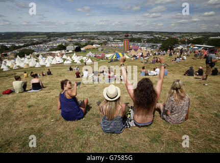 Glastonbury Festival 2014 - Vorbereitungen. Festivalbesucher genießen das heiße Wetter beim Glastonbury Festival auf der Worthy Farm in Somerset. Stockfoto