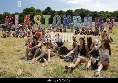 Festivalbesucher genießen das heiße Wetter beim Glastonbury Festival auf der Worthy Farm in Somerset. Stockfoto