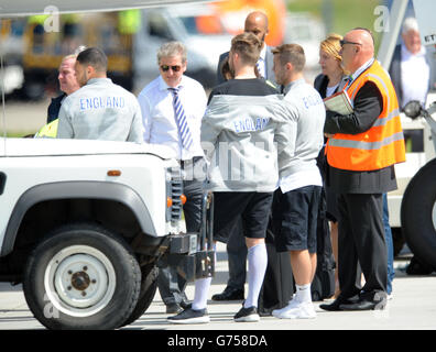 England Manager Roy Hodgson am Flughafen Luton nach der Rückkehr von der Weltmeisterschaft in Brasilien. Stockfoto