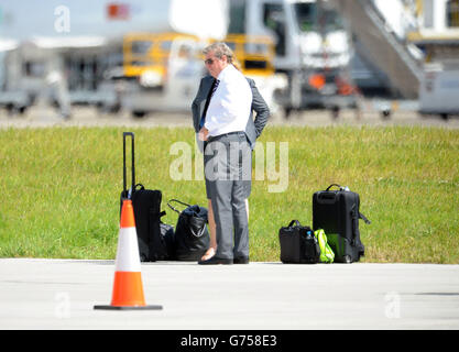 England Manager Roy Hodgson am Flughafen Luton nach der Rückkehr von der Weltmeisterschaft in Brasilien. Stockfoto