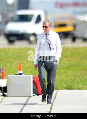 Fußball - England Rückkehr Nach Hause - Luton Airport. Roy Hodgson, Manager von England, am Flughafen Luton, nach der Rückkehr von der Weltmeisterschaft in Brasilien. Stockfoto