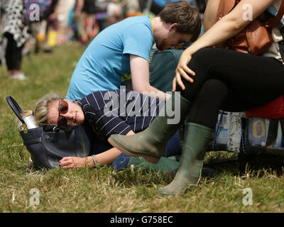 Festivalbesucher genießen das heiße Wetter beim Glastonbury Festival auf der Worthy Farm in Somerset. Stockfoto