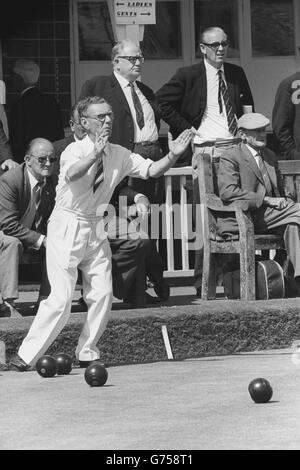 George Avenall (Sussex) während der English Bowls Association Championship in Mortlake, London. Stockfoto