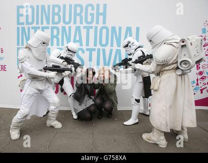 Star Wars-Charaktere Stormtroopers und Snowtroopers mit Fans (Namen nicht bekannt) vor einer Vorführung von Star Wars Episode V The Empire Strikes Back (1980) beim Edinburgh International Film Festival. Stockfoto