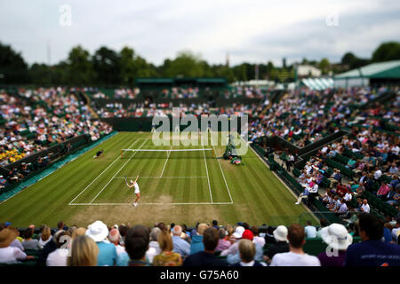 Allgemeiner Blick über den zweiten Platz, während die Kanadier Eugenie Bouchard der spanischen Silvia Soler-Espinosa am vierten Tag der Wimbledon Championships beim All England Lawn Tennis and Croquet Club in Wimbledon dient. Stockfoto