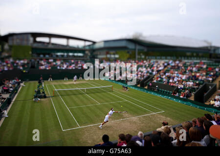 Allgemeiner Blick auf Platz drei, während der Finnische Jarkko Nieminen am vierten Tag der Wimbledon Championships beim All England Lawn Tennis and Croquet Club in Wimbledon eine Rückhand gegen den US-Amerikaner John Isner spielt. Stockfoto