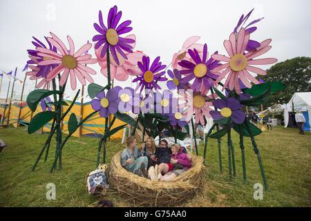 Festivalbesucher (links - rechts) Cat Wilson, Nash Canterbury, Jamie Butler und Lisa Avery aus London im Bereich der Green Fields beim Glastonbury Festival auf der Worthy Farm in Somerset. Stockfoto