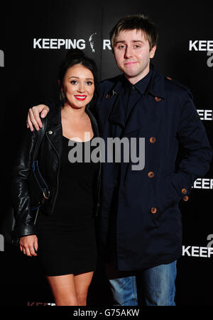 James Buckley und seine Frau Clair Meek bei der Premiere von Keeping Rosy im Hackney Picturehaus, East, London. DRÜCKEN SIE VERBANDSFOTO. Bilddatum: Donnerstag, 26. Juni 2014. Das Foto sollte lauten: Ian West/PA Wire Stockfoto