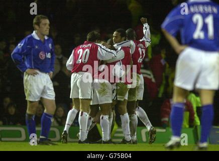 Leicester's Alan Rogers (links) fühlt die Strapaze, als Arsenals Spieler ihr drittes Tor von Sylvain Wiltord feiern, während ihres FA Barclaycard Premiership Matches auf Leicester Filbert Street Boden. Stockfoto