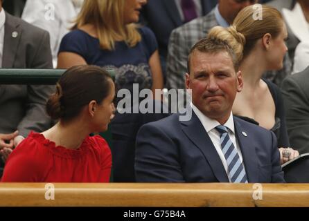 Sir Matthew Pinsent und seine Frau Demetra in der Royal Box auf dem Center Court während des sechsten Tages der Wimbledon Championships im All England Lawn Tennis and Croquet Club, Wimbledon. Stockfoto