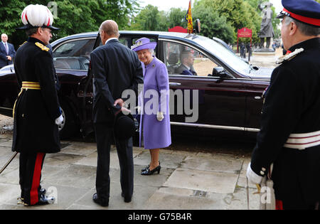 Königin Elizabeth II. Verlässt das Krankenhaus, nachdem sie an einem Drumhead Service of Remembrance unter der Leitung des Bischofs von London im Royal Hospital Chelsea, London, teilgenommen hat. DRÜCKEN Sie VERBANDSFOTO. Bilddatum: Samstag, 28. Juni 2014. Die Königin trotzte nassem britischem Sommerwetter, um den Freiwilligen des Ersten Weltkriegs am 100. Jahrestag des Attentats Tribut zu zollen, das den Konflikt auslöste. Siehe PA Geschichte ROYAL Volunteers. Bildnachweis sollte lauten: Stuart C. Wilson/PA Wire Stockfoto