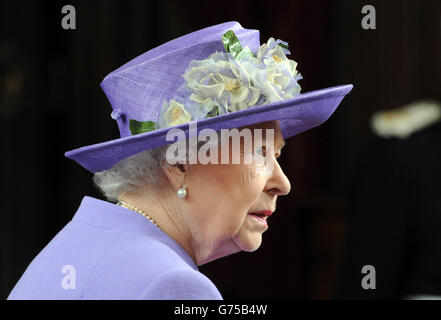 Königin Elizabeth II. Nimmt an einem Drumhead Service of Remembrance Teil, der vom Bischof von London im Royal Hospital Chelsea, London, geleitet wird. DRÜCKEN Sie VERBANDSFOTO. Bilddatum: Samstag, 28. Juni 2014. Die Königin trotzte nassem britischem Sommerwetter, um den Freiwilligen des Ersten Weltkriegs am 100. Jahrestag des Attentats Tribut zu zollen, das den Konflikt auslöste. Siehe PA Geschichte ROYAL Volunteers. Bildnachweis sollte lauten: Stuart C. Wilson/PA Wire Stockfoto