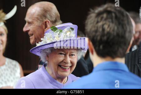 Königin Elizabeth II. Nimmt an einem Drumhead Service of Remembrance Teil, der vom Bischof von London im Royal Hospital Chelsea, London, geleitet wird. DRÜCKEN Sie VERBANDSFOTO. Bilddatum: Samstag, 28. Juni 2014. Die Königin trotzte nassem britischem Sommerwetter, um den Freiwilligen des Ersten Weltkriegs am 100. Jahrestag des Attentats Tribut zu zollen, das den Konflikt auslöste. Siehe PA Geschichte ROYAL Volunteers. Bildnachweis sollte lauten: Stuart C. Wilson/PA Wire Stockfoto