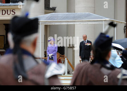 Königin Elizabeth II. Und der Herzog von Edinburgh besuchen einen Drumhead Service of Remembrance unter der Leitung des Bischofs von London im Royal Hospital Chelsea, London. DRÜCKEN Sie VERBANDSFOTO. Bilddatum: Samstag, 28. Juni 2014. Die Königin trotzte nassem britischem Sommerwetter, um den Freiwilligen des Ersten Weltkriegs am 100. Jahrestag des Attentats Tribut zu zollen, das den Konflikt auslöste. Siehe PA Geschichte ROYAL Volunteers. Bildnachweis sollte lauten: Stuart C. Wilson/PA Wire Stockfoto