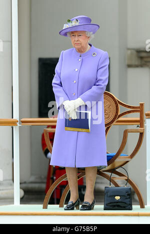 Königin Elizabeth II. Nimmt an einem Drumhead Service of Remembrance Teil, der vom Bischof von London im Royal Hospital Chelsea, London, geleitet wird. Stockfoto