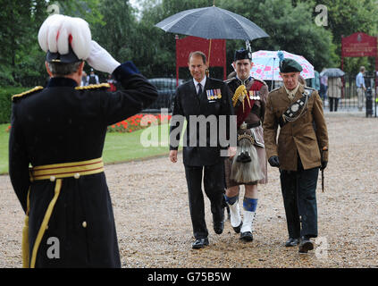 Der Earl of Wessex nimmt an einem Drumhead Service of Remembrance unter der Leitung des Bischofs von London im Royal Hospital Chelsea, London, Teil. Stockfoto