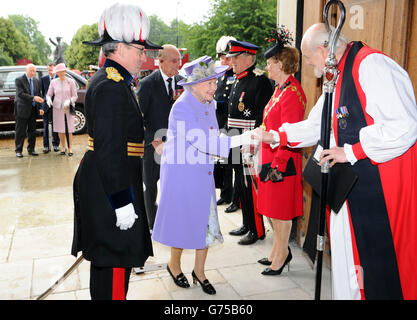 Königin Elizabeth II. Nimmt an einem Drumhead Service of Remembrance unter der Leitung des Bischofs von London Richard Chartres im Royal Hospital Chelsea, London, Teil. Stockfoto