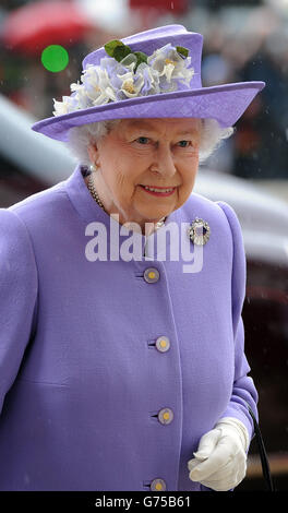 Königin Elizabeth II. Nimmt an einem Drumhead Service of Remembrance Teil, der vom Bischof von London im Royal Hospital Chelsea, London, geleitet wird. Stockfoto