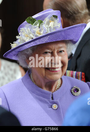 Königin Elizabeth II. Nimmt an einem Drumhead Service of Remembrance Teil, der vom Bischof von London im Royal Hospital Chelsea, London, geleitet wird. Stockfoto