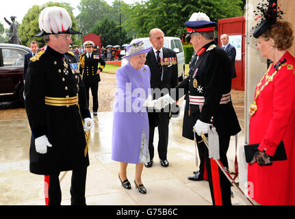 Königin Elizabeth II. Trifft sich mit Würdenträgern, während sie an einem von dem Bischof von London geleiteten Drumhead Service of Remembrance im Royal Hospital Chelsea, London, teilnimmt. Stockfoto