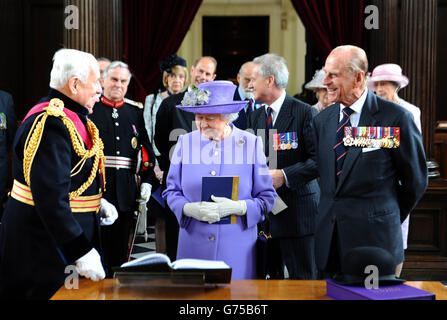 Königin Elizabeth II. Und der Herzog von Edinburgh während der Präsentation von „Stepping Forward“, während sie an einem Drumhead Service of Remembrance unter der Leitung des Bischofs von London im Royal Hospital Chelsea, London, teilnehmen. Stockfoto