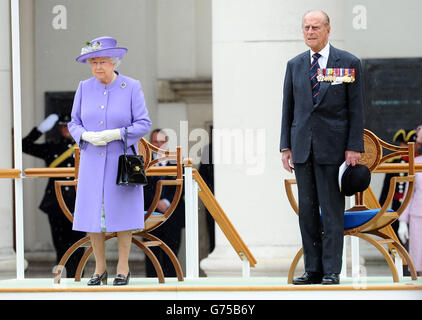 Königin Elizabeth II. Und der Herzog von Edinburgh nehmen an einem Drumhead-Gedenkgottesdienst unter der Leitung des Bischofs von London im Royal Hospital Chelsea, London, Teil. Stockfoto