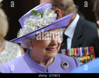 Königin Elizabeth II. Nimmt an einem Drumhead Service of Remembrance Teil, der vom Bischof von London im Royal Hospital Chelsea, London, geleitet wird. Stockfoto