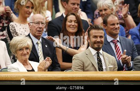 (Von links nach rechts) Sandra Beckham, Sir Bobby Charlton, Ruth Strauss, David Beckham und Andrew Strauss in der Royal Box auf dem Center Court am sechsten Tag der Wimbledon Championships beim All England Lawn Tennis and Croquet Club in Wimbledon. Stockfoto