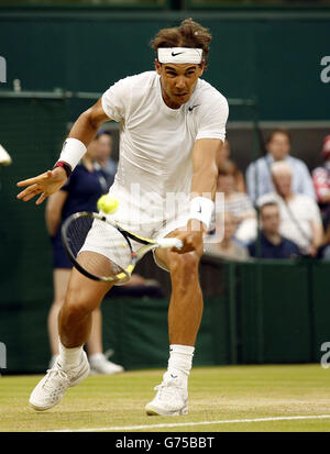 Der Spanier Rafael Nadal ist am sechsten Tag der Wimbledon Championships im All England Lawn Tennis und Croquet Club in Wimbledon gegen den kasachischen Michail Kukushkin im Einsatz. Stockfoto