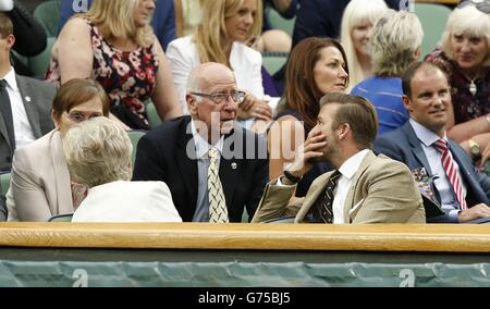 Sir Bobby Charlton (Mitte) und David Beckham unterhalten sich am sechsten Tag der Wimbledon Championships im All England Lawn Tennis and Croquet Club, Wimbledon, in der Royal Box auf dem Center Court. Stockfoto