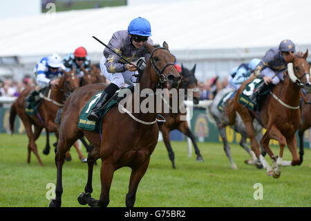 Angel Gabrial, geritten von George Chaloner (blaue Kappe), gewinnt die John Smiths Northumberland Plate während des John Smith's Northumberland Plate Day auf der Newcastle Racecourse. Stockfoto