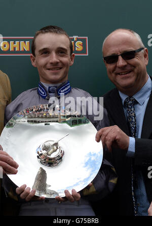 Jockey George Chaloner und Trainer Richard Fahey nach ihrem Sieg mit Angel Gabrial in der John Smiths Northumberland Plate während des John Smith's Northumberland Plate Day auf der Newcastle Racecourse. Stockfoto