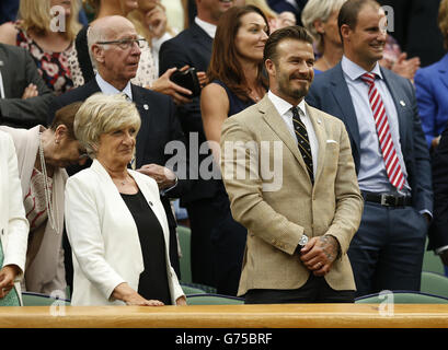 Tennis - Wimbledon Championships 2014 - Tag sechs - All England Lawn Tennis und Croquet Club. David Beckham und seine Mutter Sandra in der Royal Box am Centre Court Stockfoto