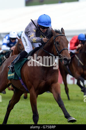 Angel Gabrial von George Chaloner gewinnt die John Smiths Northumberland Plate während des John Smith's Northumberland Plate Day auf der Rennbahn Newcastle. Stockfoto