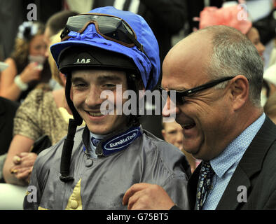 Jockey George Chaloner und Trainer Richard Fahey nach ihrem Sieg mit Angel Gabrial in der John Smiths Northumberland Plate während des John Smith's Northumberland Plate Day auf der Newcastle Racecourse. Stockfoto