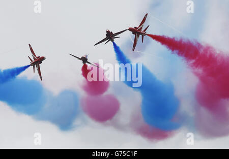 Die roten Pfeile werden beim sechsten jährlichen Armed Forces Day in Stirling angezeigt. Stockfoto