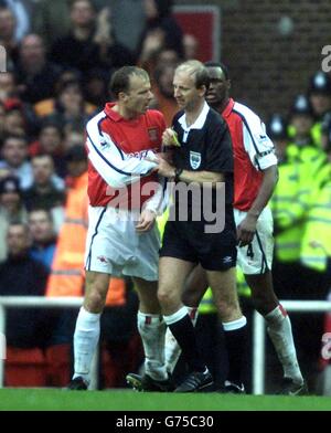 Dennis Bergkamp von Arsenal (links) argumentiert mit Schiedsrichter Mike Riley, nachdem Martin Keown während des vierten Spiels des AXA FA Cup gegen Liverpool in Highbury im Norden Londons abgeschickt wurde. Stockfoto