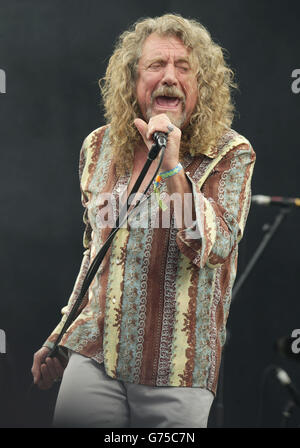 Robert Plant tritt auf der Pyramid Stage beim Glastonbury Festival auf, auf der Worthy Farm in Somerset. Stockfoto