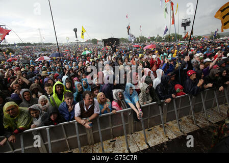 Die Menge, die Robert Plant auf der Pyramid Stage beim Glastonbury Festival auf der Worthy Farm in Somerset aufführt. Stockfoto